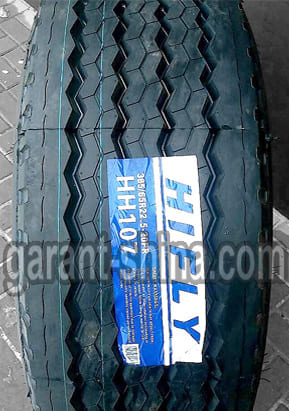 Hifly HH107 (прицепная) 385/65 R22.5 160K 20PR - Фото протектора шины с этикеткой вблизи